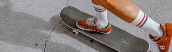 Skater auf Skateboard trägt Sportsocken aus Bio-Baumwolle