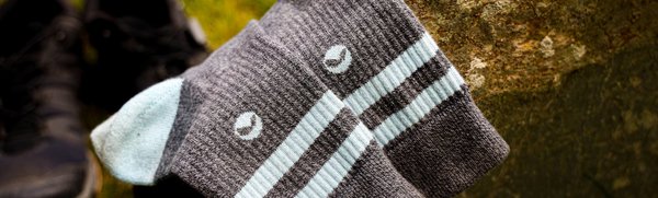 Graue Socken aus Bio-Baumwolle in der Natur.