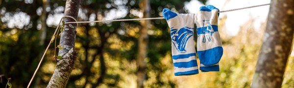Nachhaltige Socken hängen auf einer Wäscheleine